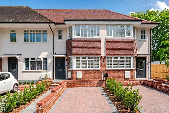 2 Bedroom Detached House For Sale In Castleview Road, Weybridge, Surrey, KT13