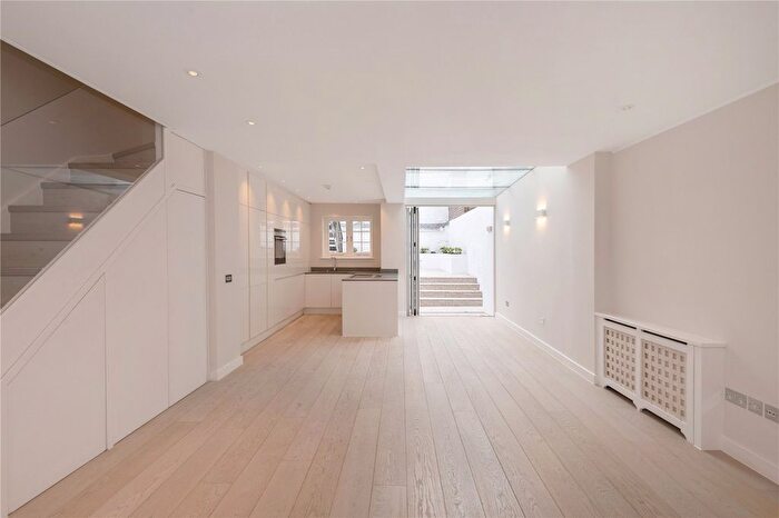 3 Bedroom Flat To Rent In Stratford Road, London, W8