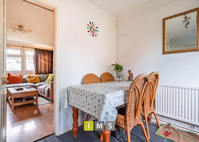 2 Bedroom End Of Terrace House For Sale In Sycamore Road, OX25