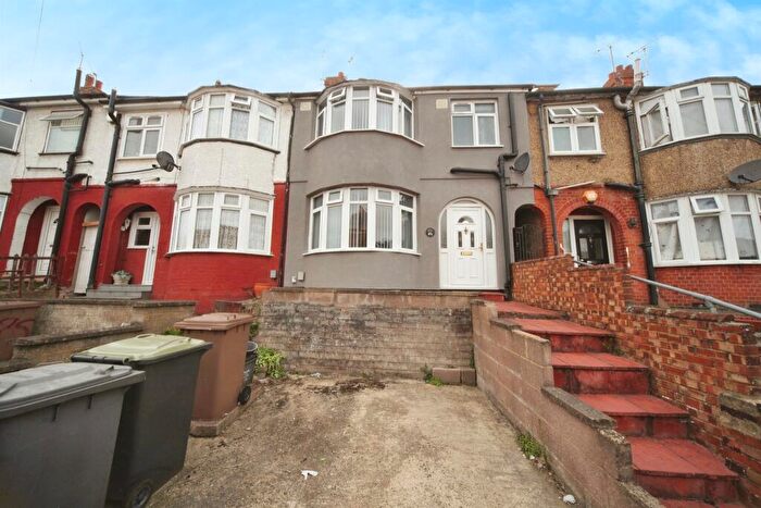 5 Bedroom Terraced House For Sale In Shelley Road, Luton, LU4