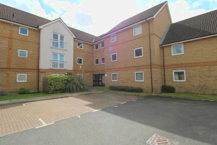 1 Bedroom Flat For Sale In Yeoman Drive, Staines Upon Thames, TW19