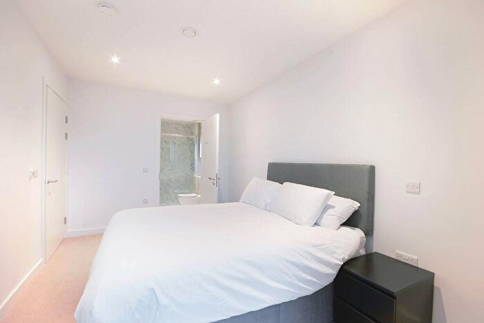 2 Bedroom Flat To Rent In Deacon Street, Elephant And Castle, SE17