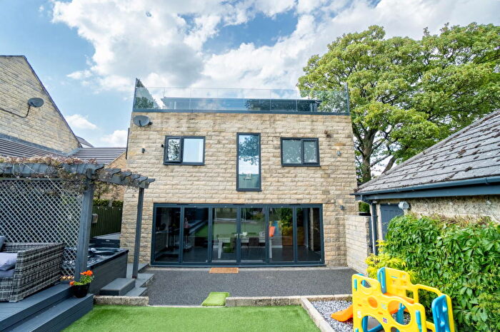 4 Bedroom Detached House For Sale In Oakleigh Road, Clayton, Bradford, BD14