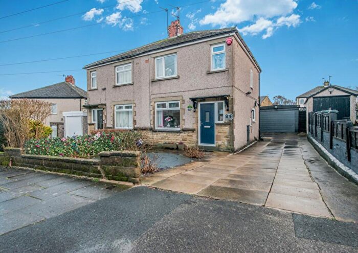 3 Bedroom Semi Detached House For Sale In Welbeck Drive, Bradford, West Yorkshire, BD7