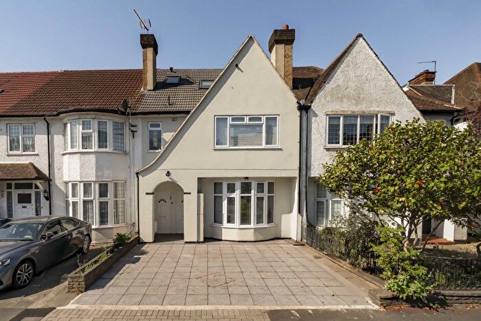 2 Bedroom Flat To Rent In Woodland Way, Mill Hill, NW7