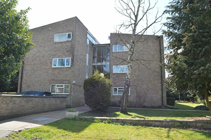 1 Bedroom Flat To Rent In Pine Grove, Weybridge, KT13