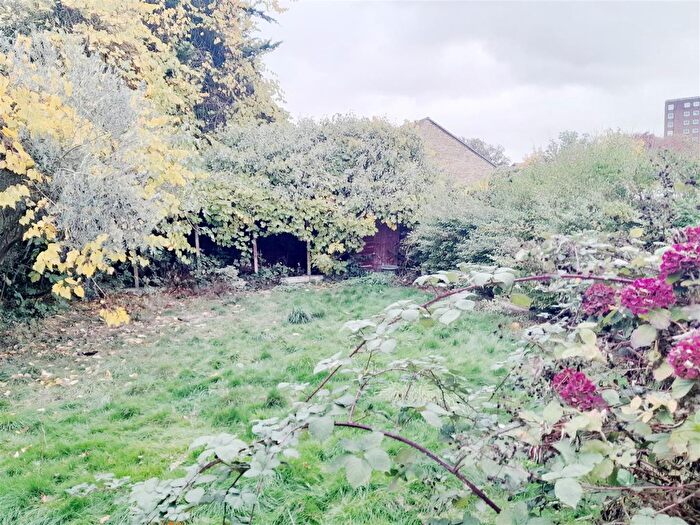 3 Bedroom Semi Detached House For Sale In Birchway, Hayes, UB3