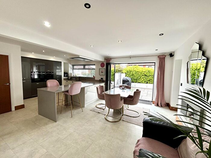 4 Bedroom Detached House For Sale In West End Rise, Horsforth, LS18