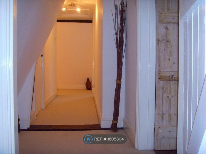 2 Bedroom Flat To Rent In Wateringbury, Maidstone, ME18