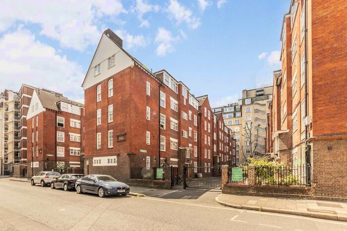 3 Bedroom Flat To Rent In Herbrand Street, London, WC1N