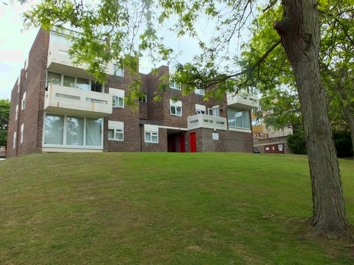 2 Bedroom Flat To Rent In Park Drive, Woking, GU22