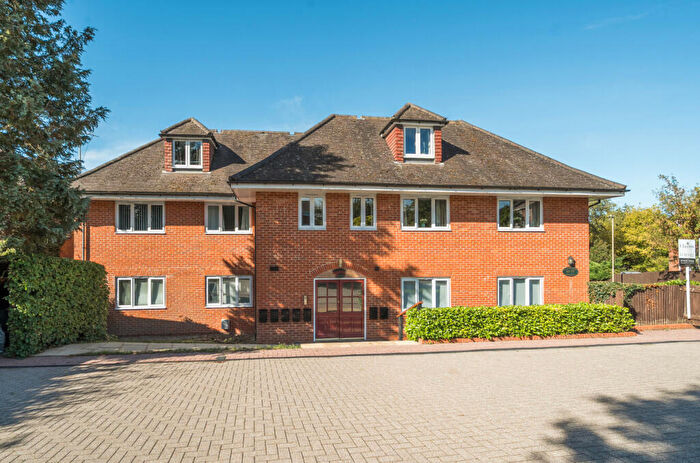 2 Bedroom Flat For Sale In Greenfields Avenue, Alton, Hampshire, GU34