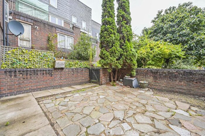 3 Bedroom Flat To Rent In Crofts Street, Tower Hamlets, London, E1