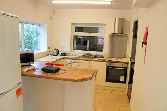 5 Bedroom House To Rent In The Polygon, Salford, M7