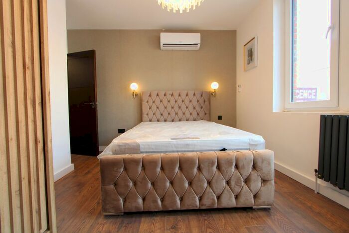 1 Bedroom Flat To Rent In Garratt Lane, London, SW18