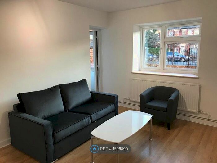 2 Bedroom Flat To Rent In Chertsey Court, East Sheen, London, SW14