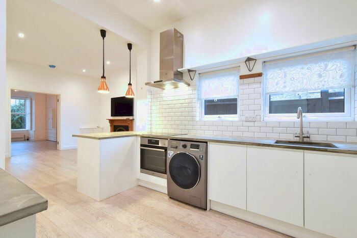 2 Bedroom Flat To Rent In Woolstone Road, SE23