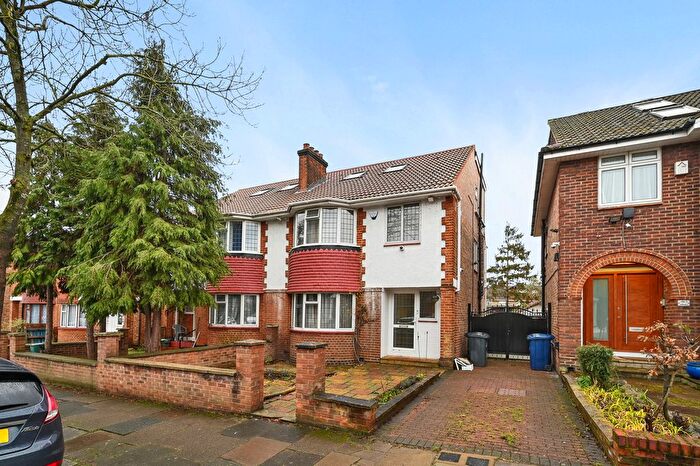 4 Bedroom Semi-Detached House For Sale In Bowes Road, London, W3