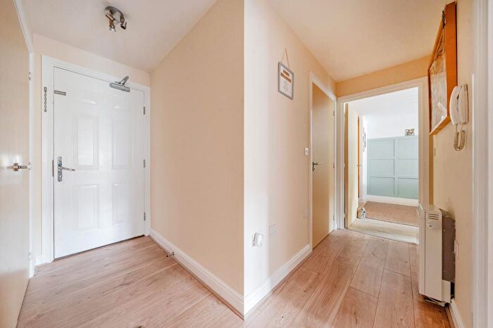 2 Bedroom Flat To Rent In Thornhill Close, Carterton, OX18