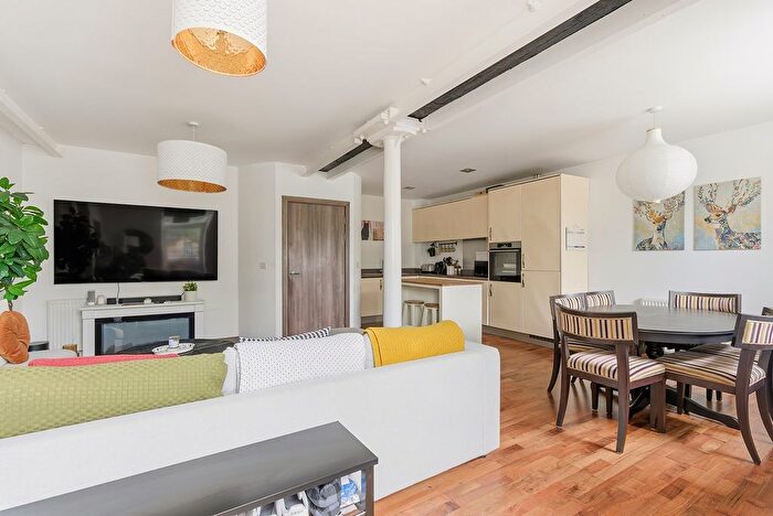 2 Bedroom Flat For Sale In Kings Mill Way, Denham, UB9