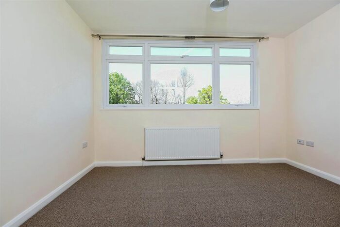 4 Bedroom Flat To Rent In Carlton Drive, London, SW15