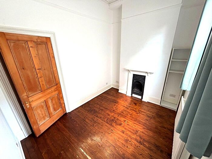 2 Bedroom Flat To Rent In Earlsfield Road, London, SW18