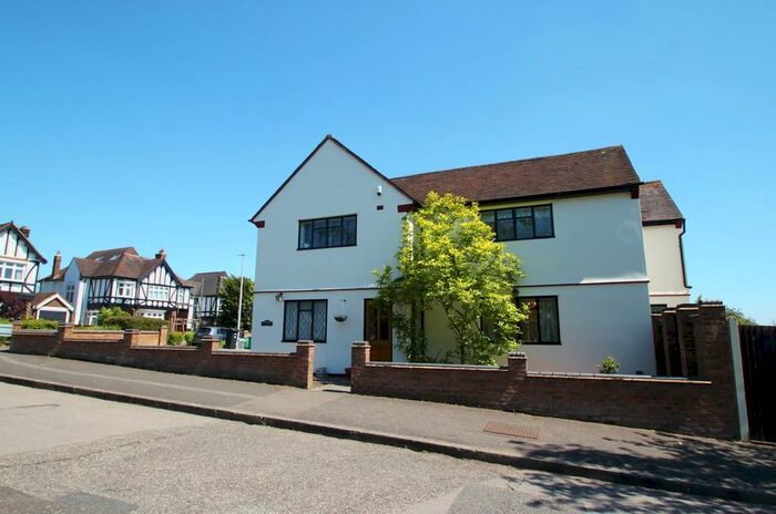 4 Bedroom Detached House To Rent In Beresford Drive, Woodford Green, IG8