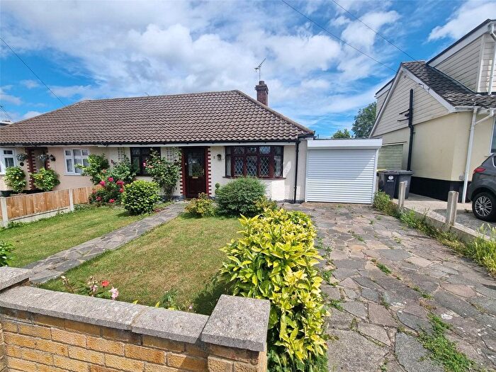 2 Bedroom Bungalow For Sale In Hatfield Road, Rayleigh, Essex, SS6