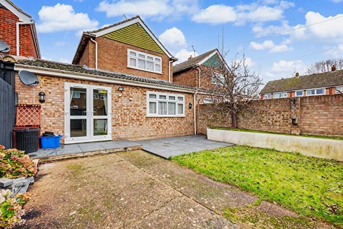 4 Bedroom Link Detached House For Sale In Smarden Walk, Rainham, ME8