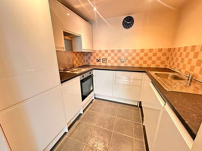 1 Bedroom Flat To Rent In Rosemoor House, - Broadway, London, W13