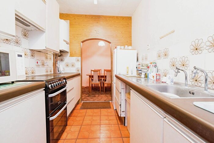 2 Bedroom Bungalow For Sale In Fairfield Close, Hornchurch, RM12