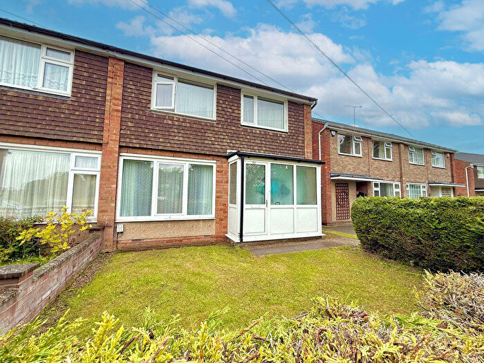 3 Bedroom Semi-Detached House For Sale In Pastures Way, Luton, LU4