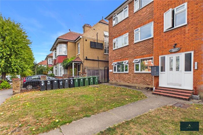 2 Bedroom Apartment To Rent In Connaught Avenue, Chingford, E4