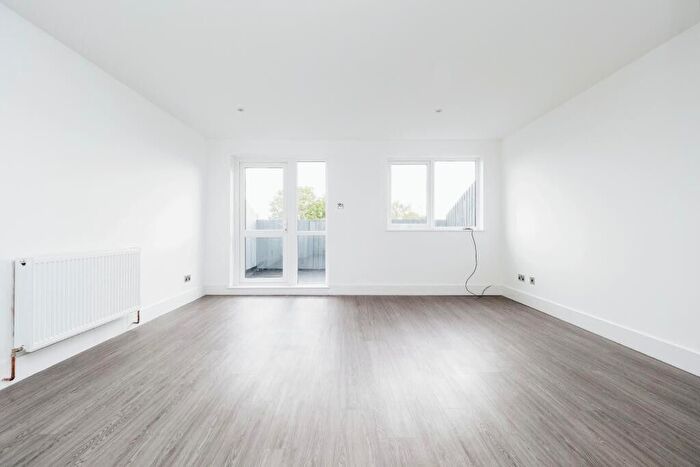 3 Bedroom Flat To Rent In Station Road, Bromley, BR2