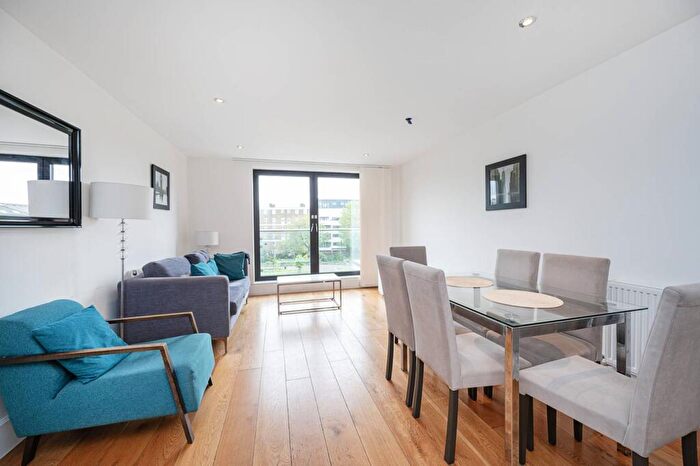 3 Bedroom Flat To Rent In Axio Way, Bow, London, E3