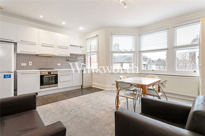 2 Bedroom Flat For Sale In Kirkstall Avenue, London, N17