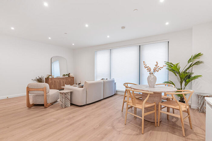 3 Bedroom Flat For Sale In Solomons Passage, Southwark, London, SE15