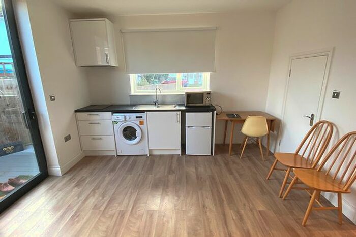 Studio To Rent In Barton Green, New Malden KT3
