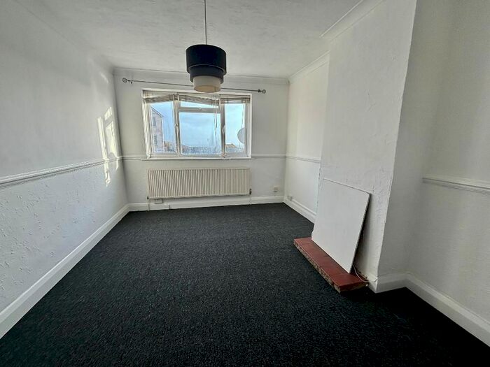 2 Bedroom Flat To Rent In Longridge Avenue, Saltdean, BN2