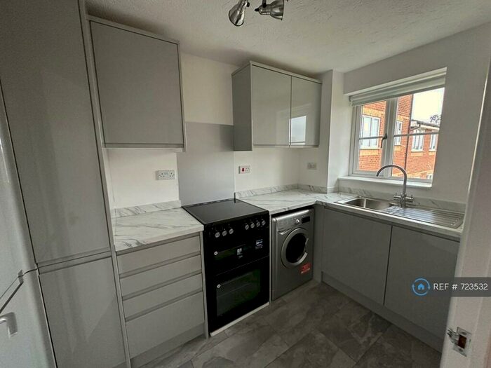 1 Bedroom Flat To Rent In Blackdown Close, London, N2