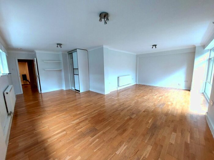 2 Bedroom Flat To Rent In The Knoll, London, W13