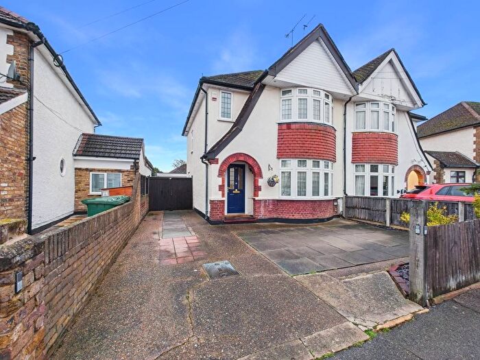 3 Bedroom Semi Detached House For Sale In Linkscroft Avenue, Ashford, Surrey, TW15