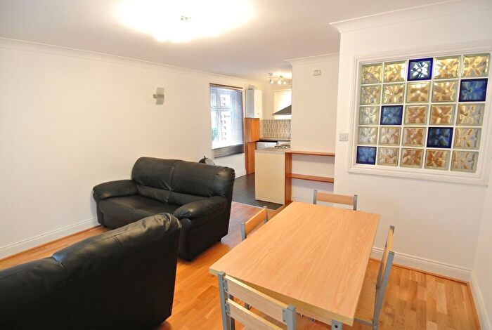 2 Bedroom Flat To Rent In Heathfield Park, Willesden Green, NW2