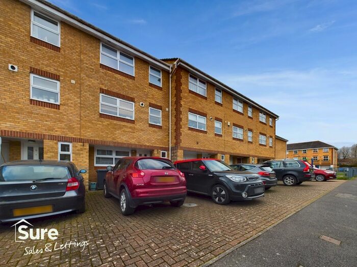 4 Bedroom Town House To Rent In Swan Mead, Hemel Hempstead, Hertfordshire, HP3