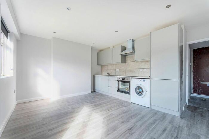 2 Bedroom Flat To Rent In East Street, Elephant And Castle, London, SE17