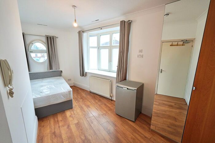 1 Bedroom Property To Rent In Summers Lane, N12