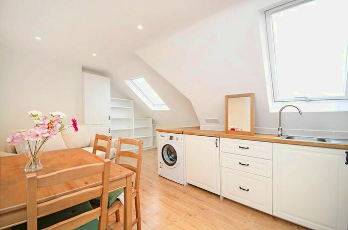 Studio To Rent In Clifton Gardens, London, NW11