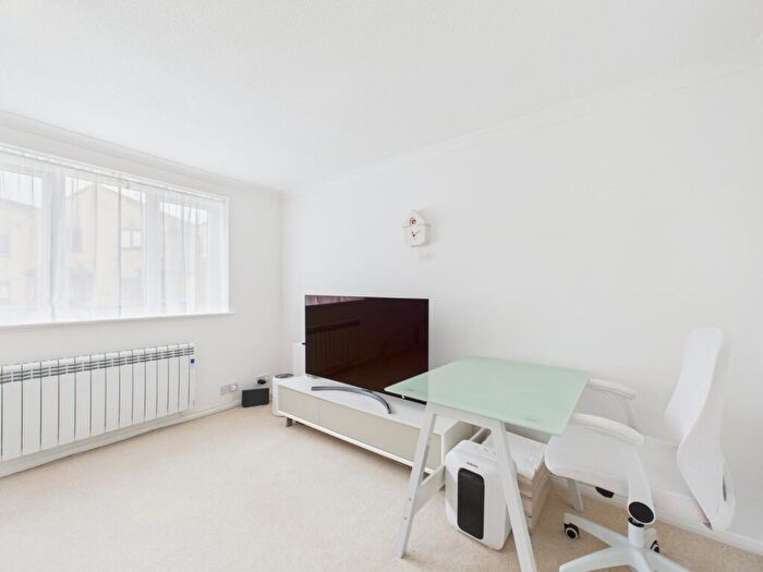 1 Bedroom Apartment For Sale In Knaves Hollow, Wooburn Moor, High Wycombe, Buckinghamshire, HP10