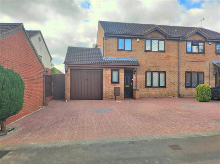 4 Bedroom Semi-Detached House To Rent In Launton Close, Luton, Bedfordshire, LU3