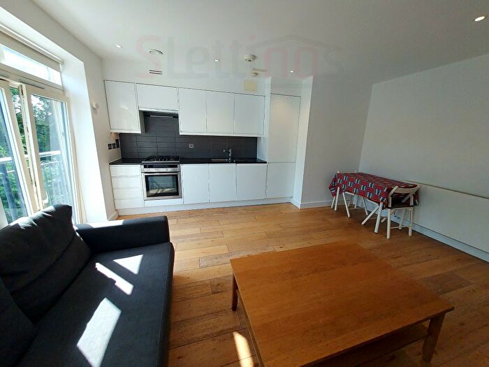 2 Bedroom Flat To Rent In Graham Road, London, NW4